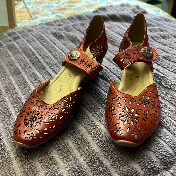 Spring Step Wedge Shoes - Picture 3 of 9